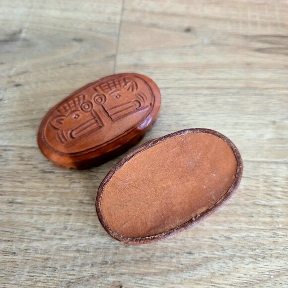 Leather hand carved small box/container/trinket box with lid. - Picture 5 of 7